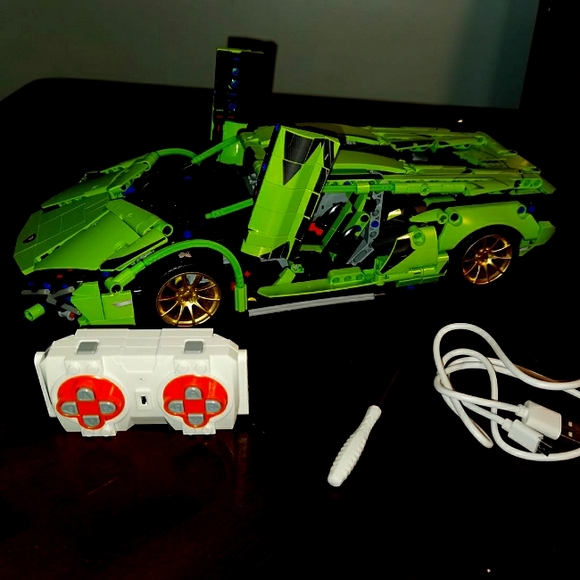 Lego technic Lamborghini Green motorized system - Picture 1 of 4